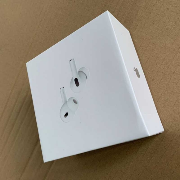 Brand new Apple earphones 2nd generation & wireless charging case - Picture 9 of 9